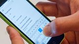 Trick 8: Schnelle Zahlen und Sonderzeichen  Will man nur einmal schnell ein einzelnes Sonderzeichen oder eine Zahl tippen, muss man beim iPhone eigentlich zweimal die Tastatur-Ansicht wechseln: Einmal, um zur zweiten Tastatur mit den Zahlen und Sonderzeichen zu kommen und einmal, um wieder zurück zu kommen. Die wenigsten wissen, dass es eigentlich viel schneller geht. Halten Sie die "123"-Taste gedrückt, statt sie nur einmal anzutippen. Ziehen Sie dann den Finger zum gewünschten Zeichen und lassen wieder los. Das Zeichen erscheint im getippten Text und die Tastatur wechselt automatisch zurück zur normalen Ansicht. Der Trick funktioniert auch andersherum, wenn etwa in einer Serien-Nummer nur ein Buchstabe aber viele Zahlen vorkommen.