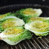 Bitte wenden Sie den Salat jetzt... Nach ein paar Minuten auch von der anderen Seite Feuer geben.