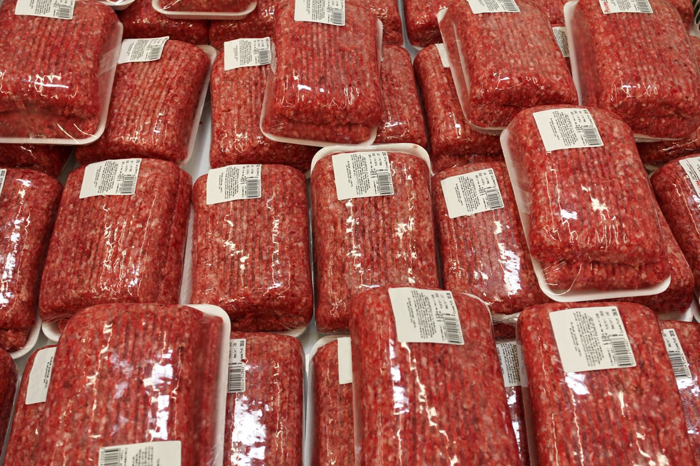 Auf abgepacktem Fleisch müssen künftig mehr Informationen stehen. Ab dem 1. April muss angegeben werden, in welchem Land das Tier aufgezogen und geschlachtet wurde. Bei Hackfleisch reicht die vereinfachte Angabe "aufgezogen und geschlachtet in der EU".