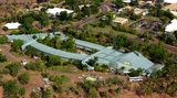 Northern Territory: Gagudju Cocodile Hotel, Jabiru   Ein 250 Meter langes Hotel in Form eines Krokodils: Die oberen Etagen werden durch die die Treppenhäuser in den vier Füßen erreicht. Der einmalige Entwurf eines Architekten aus Darwin macht das Holiday Inn mit seinen 110 Zimmern zum idealen Ausgangspunkt für Touren im Kakadu National Park und Arnhem Land.