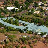 Northern Territory: Gagudju Cocodile Hotel, Jabiru   Ein 250 Meter langes Hotel in Form eines Krokodils: Die oberen Etagen werden durch die die Treppenhäuser in den vier Füßen erreicht. Der einmalige Entwurf eines Architekten aus Darwin macht das Holiday Inn mit seinen 110 Zimmern zum idealen Ausgangspunkt für Touren im Kakadu National Park und Arnhem Land.