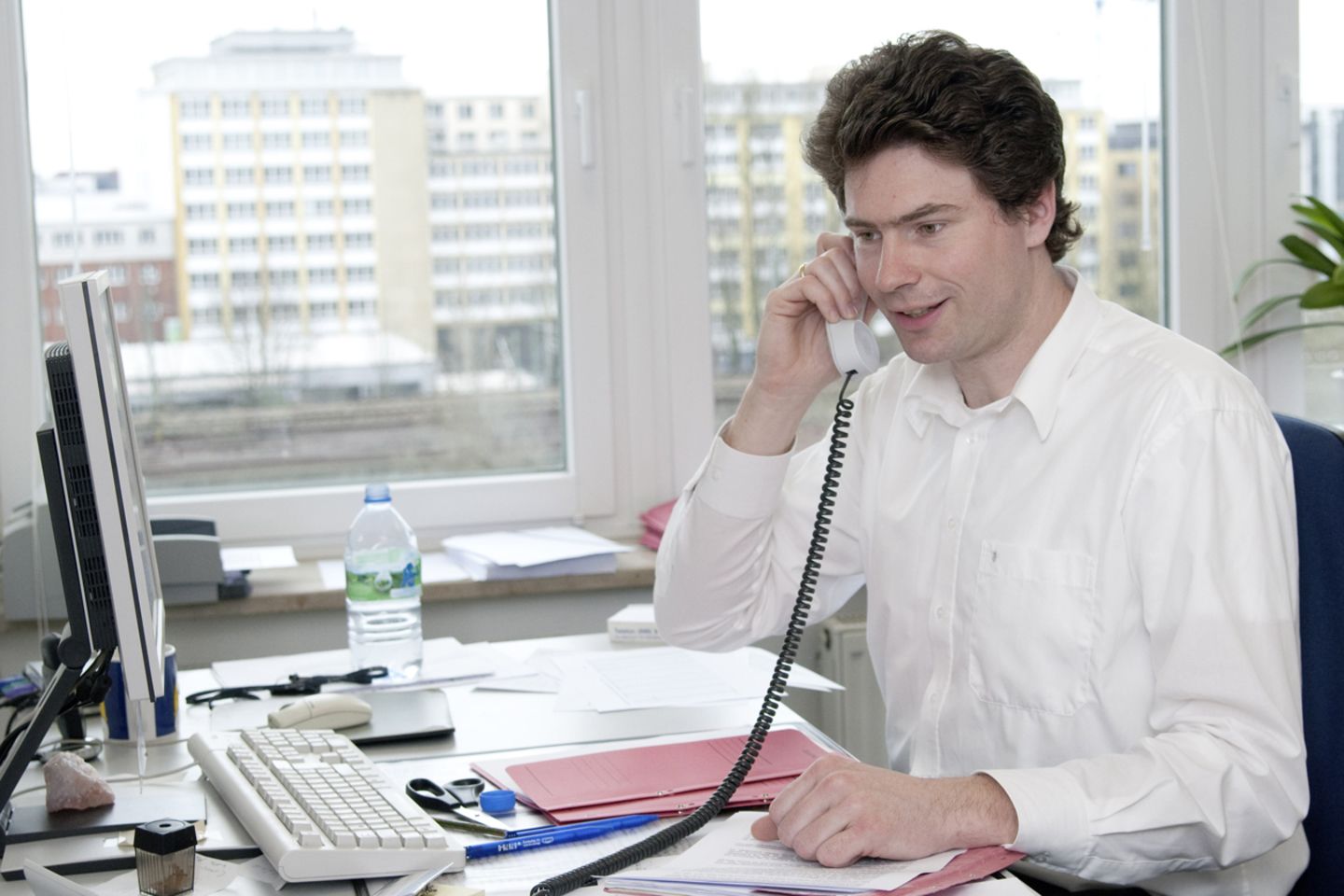 Rolf Bosse, der Rechtsexperte vom Mieterverein zu Hamburg berät wieder Mieter dergroßen Wohnungskonzerne.