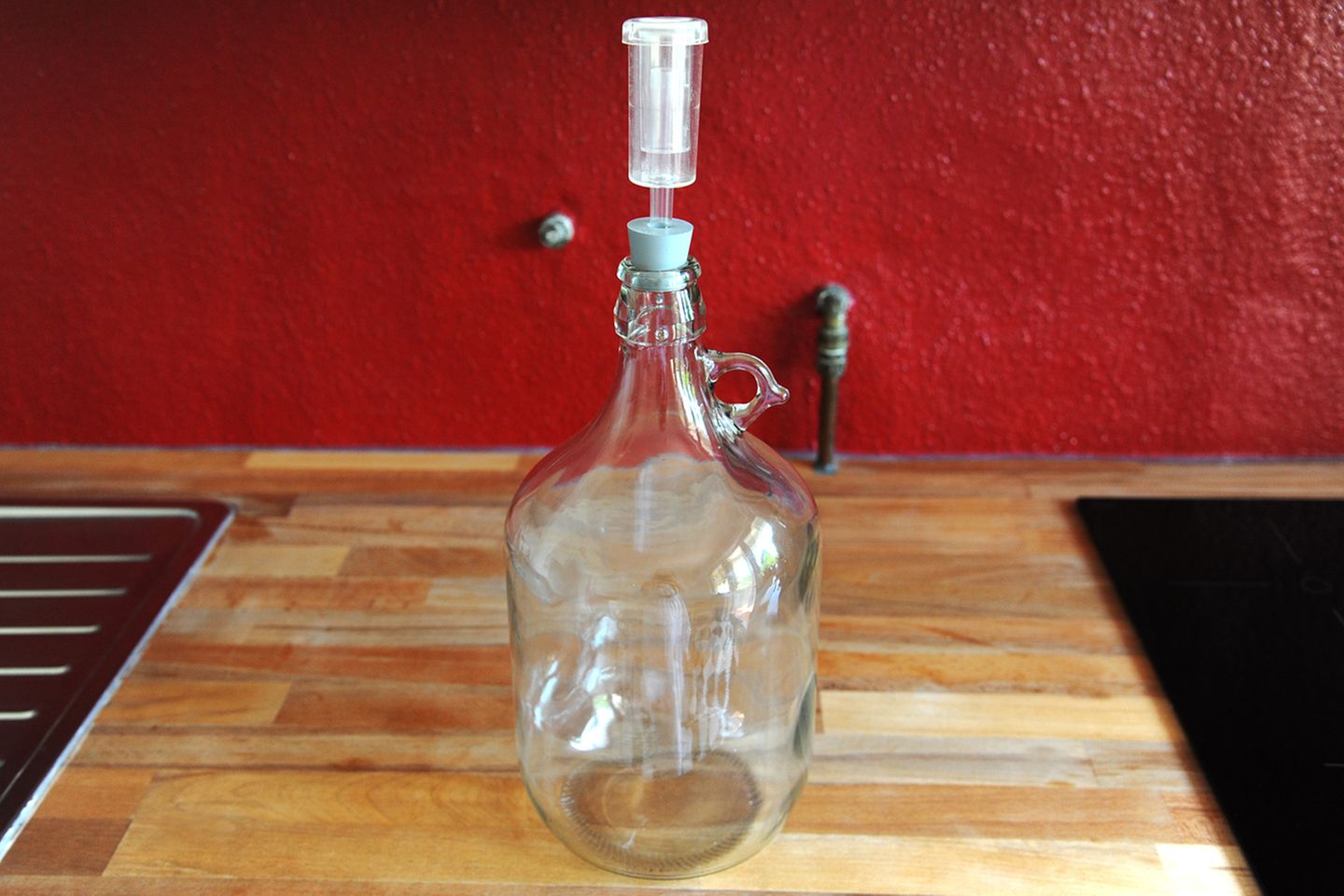 So sieht die Gärflasche aus. Eine Woche muss das Bier hier reifen. Nach Ablauf von sieben Tagen wird es mit der beiligenden Bierpumpe in Flaschen abgefüllt.