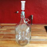 So sieht die Gärflasche aus. Eine Woche muss das Bier hier reifen. Nach Ablauf von sieben Tagen wird es mit der beiligenden Bierpumpe in Flaschen abgefüllt.