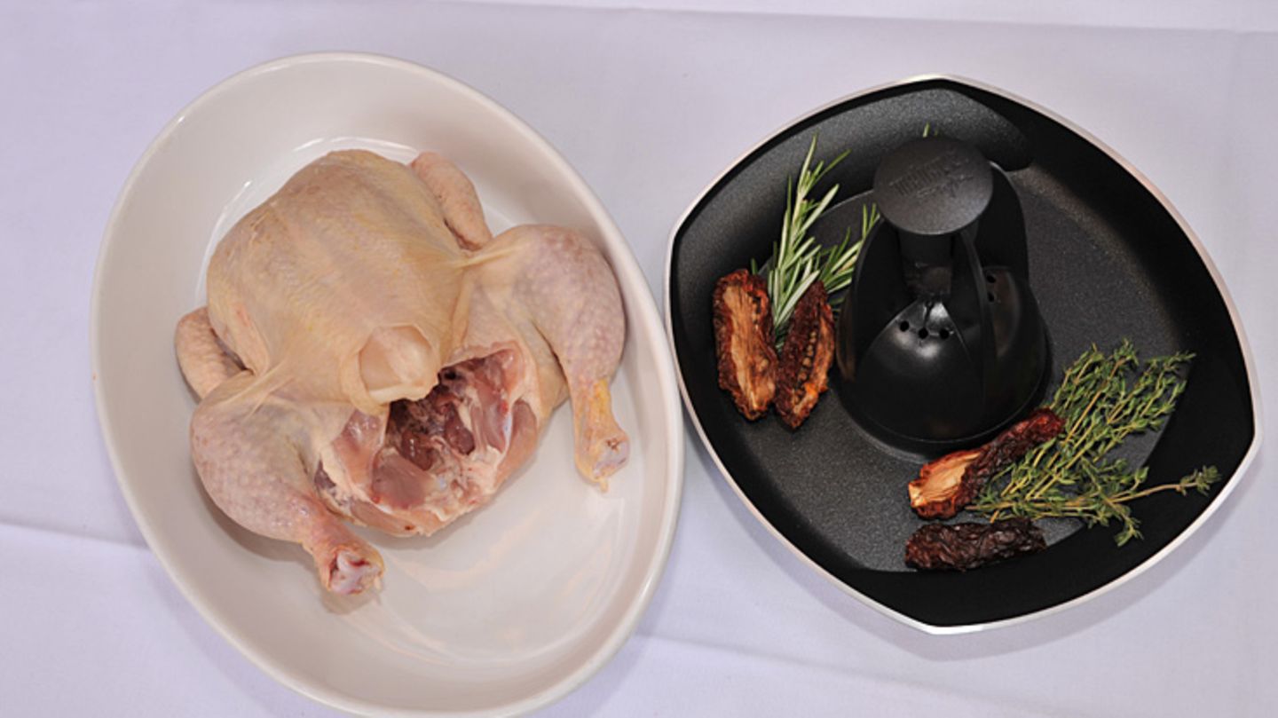Das Huhn und sein Sitzplatz. Es gibt viele Bierhintern-Huhn-Rezepte. Die meisten beginnen mit: "Aus zehn unterschiedlichen Gewürzen eine Marinade anrühren und das Huhn mindestens zwölf Stunden darin einlegen..." Kann man so machen. Wie ein Bierhuhn einfacher und dennoch sehr lecker gelingt, zeigt unser Foto-Rezept. Beim Grillhuhn sollte nicht zum erst Besten aus dem Tiefkühlregal gegriffen werden. Der Geschmack wird maßgeblich von dem bestimmt, was das Tier zu Fressen bekommen hat und wie lange es frei herumlaufen konnte. Generell sind Hühner mit Bio-Siegel schmackhafter, obwohl es auch hier Ausnahmen geben kann. Puristen kaufen das Tier frisch geschlachtet auf dem Markt. Tiefgekühlte Hühner werden im Kühlschrank aufgetaut. Damit das Tier dabei nicht im eigenen Wasser liegt, sollte es auf ein Gitter oder Sieb gelegt werden, darunter kommt eine Schüssel.