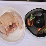 Das Huhn und sein Sitzplatz. Es gibt viele Bierhintern-Huhn-Rezepte. Die meisten beginnen mit: "Aus zehn unterschiedlichen Gewürzen eine Marinade anrühren und das Huhn mindestens zwölf Stunden darin einlegen..." Kann man so machen. Wie ein Bierhuhn einfacher und dennoch sehr lecker gelingt, zeigt unser Foto-Rezept. Beim Grillhuhn sollte nicht zum erst Besten aus dem Tiefkühlregal gegriffen werden. Der Geschmack wird maßgeblich von dem bestimmt, was das Tier zu Fressen bekommen hat und wie lange es frei herumlaufen konnte. Generell sind Hühner mit Bio-Siegel schmackhafter, obwohl es auch hier Ausnahmen geben kann. Puristen kaufen das Tier frisch geschlachtet auf dem Markt. Tiefgekühlte Hühner werden im Kühlschrank aufgetaut. Damit das Tier dabei nicht im eigenen Wasser liegt, sollte es auf ein Gitter oder Sieb gelegt werden, darunter kommt eine Schüssel.