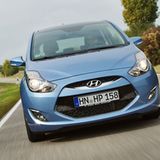 Allerdings gleichen sich die beiden Modelle nicht wie ein Ei dem anderen: Der Hyundai wirkt mit seinem großen trapezförmigen Kühlergrill aggressiver und dynamischer. Die Trapezform setzt sich auch an der Heckklappe fort, und die wie Vampirzähne nach unten gebogenen Rückleuchten kommen beim ix20 besser zur Geltung. Es könnte durchaus sein, dass der Hyundai durch seine frechere Optik bei Kia Kunden abzapft