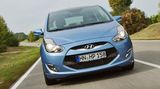 Allerdings gleichen sich die beiden Modelle nicht wie ein Ei dem anderen: Der Hyundai wirkt mit seinem großen trapezförmigen Kühlergrill aggressiver und dynamischer. Die Trapezform setzt sich auch an der Heckklappe fort, und die wie Vampirzähne nach unten gebogenen Rückleuchten kommen beim ix20 besser zur Geltung. Es könnte durchaus sein, dass der Hyundai durch seine frechere Optik bei Kia Kunden abzapft