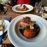 Skillogalee: Sevenhill, Southern Australia  Das Herbst-Menü ist im Skillogalee aufgetischt, einem kleinen Weingut im Clare Valley in Südaustralien. Die Inhaber Diana und Dave Palmer haben einen kleinen, feinen Rückzugsort geschaffen, keine zwei Autostunden nördlich von Adelaide gelegen. Ein Ort, der lokale Küche mit hausgemachten eigenen Weinen verbindet. Das Restaurant ist in einem alten Farmhouse mit Terrasse unterbracht, in den benachbarten Vier- und Fünf-Sterne-Cottages kann man auch übernachten.  Info: www.skillogalee.com.au