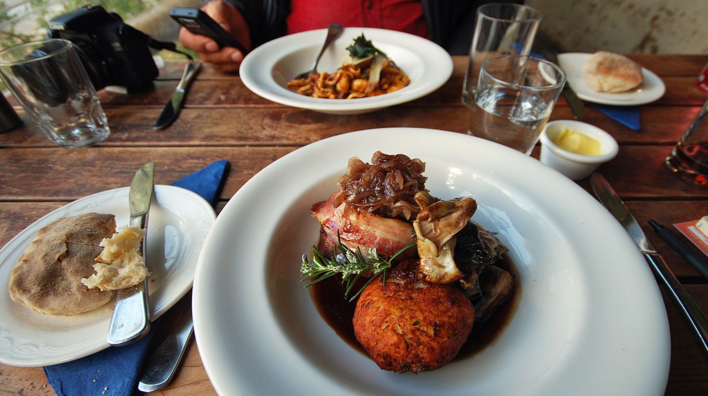 Die besten Restaurants: Skillogalee: Sevenhill, Southern Australia Das Herbst-Menü ist im Skillogalee aufgetischt, einem kleinen Weingut im Clare Valley in Südaustralien. Die Inhaber Diana und Dave Palmer haben einen kleinen, feinen Rückzugsort geschaffen, keine zwei Autostunden nördlich von Adelaide gelegen. Ein Ort, der lokale Küche mit hausgemachten eigenen Weinen verbindet. Das Restaurant ist in einem alten Farmhouse mit Terrasse unterbracht, in den benachbarten Vier- und Fünf-Sterne-Cottages kann man auch übernachten. Info: www.skillogalee.com.au Skillogalee: Sevenhill, Southern Australia Das Herbst-Menü ist im Skillogalee aufgetischt, einem kleinen Weingut im Clare Valley in Südaustralien. Die Inhaber Diana und Dave Palmer haben einen kleinen, feinen Rückzugsort geschaffen, keine zwei Autostunden nördlich von Adelaide gelegen. Ein Ort, der lokale Küche mit hausgemachten eigenen Weinen verbindet. Das Restaurant ist in einem alten Farmhouse mit Terrasse unterbracht, in den benachbarten Vier- und Fünf-Sterne-Cottages kann man auch übernachten. Info: www.skillogalee.com.au