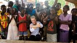 "Da sind so viele Kinder - fast jede Frau hat ein Baby auf dem Rücken. Ich habe aber auch eine Frau gesehen, die auf dem Fahrrad gefahren ist und sich eine lebendige Ziege auf den Kopf gebunden hatte zum Transport. Das sind Eindrücke, die ich nie vergessen werde."