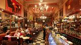 Café a Brasileira, Lissabon  Das Café a Brasileira gehört zu den ältesten und bekanntesten Häusern in ganz Portugal. Im Jahre 1905 wurde es von Andiano Telles eröffnet. Jeder Kunde, der mindestens ein Kilogramm seines Kaffees erwarb, bekam eine Tasse Kaffee gratis dazu.   Eine Skulptur von Lagoa Henriques steht in der Fußgängerzone vor dem Café. Sie zeigt den Poeten und Schriftsteller Fernando Pessoa, den berühmten Stammgast. In früheren Zeiten wurde Malern gestattet, ihre Werke hier auszustellen.