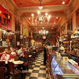 Café a Brasileira, Lissabon  Das Café a Brasileira gehört zu den ältesten und bekanntesten Häusern in ganz Portugal. Im Jahre 1905 wurde es von Andiano Telles eröffnet. Jeder Kunde, der mindestens ein Kilogramm seines Kaffees erwarb, bekam eine Tasse Kaffee gratis dazu.   Eine Skulptur von Lagoa Henriques steht in der Fußgängerzone vor dem Café. Sie zeigt den Poeten und Schriftsteller Fernando Pessoa, den berühmten Stammgast. In früheren Zeiten wurde Malern gestattet, ihre Werke hier auszustellen.