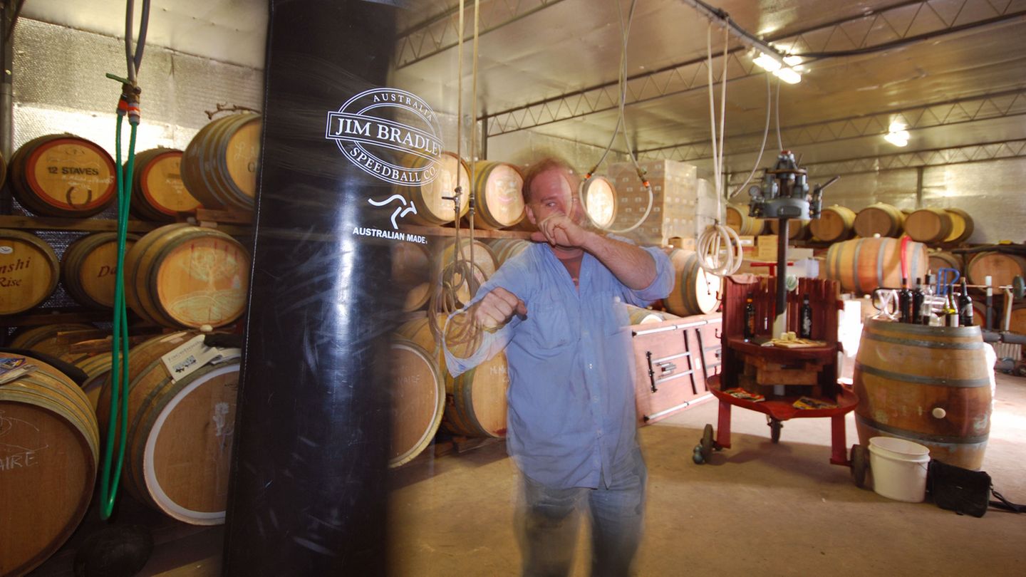 Faustschläge zur Entspannung: Australische Weinbauern geben sich unkonventionell. Vor den Eichenfässern mit dem jüngsten Jahrgang seines Weins "Valetta", den er auf den Vornamen seiner Frau taufte, hat Paul Petanga einen Boxsack gehängt. Zu seinen Sportübungen ertönt vom CD-Player klassische Musik