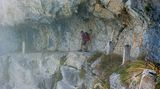 Etappe 63, am Monte Toraggio: Die Alpinisteige rund um den Berg begeistern durch ihre kühne Wegführung und sorgen für spannende Perspektiven