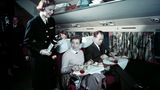 Offene Gepäckfächer wie bei der Bahn, Gardinen vor den Fenstern und ein reich gedeckter Tisch: in der First Class einer Douglas DC-6B von SAS.