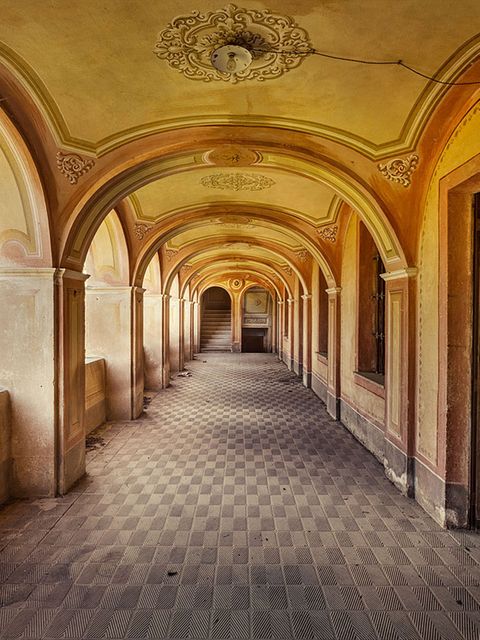 Hier residierten einstmals ganz gewisse Herrschaften mit Geld. Vermutlich Adelige. Man stellt sich vor, dass hier der junge Wolfgang Amadeus Mozart ein Konzert gegeben hat.