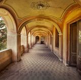 Hier residierten einstmals ganz gewisse Herrschaften mit Geld. Vermutlich Adelige. Man stellt sich vor, dass hier der junge Wolfgang Amadeus Mozart ein Konzert gegeben hat.