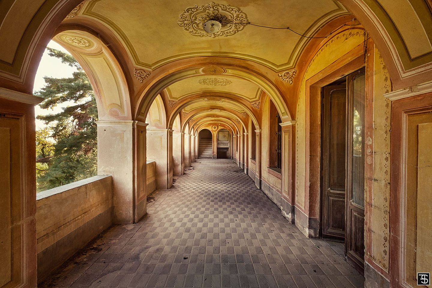 Hier residierten einstmals ganz gewisse Herrschaften mit Geld. Vermutlich Adelige. Man stellt sich vor, dass hier der junge Wolfgang Amadeus Mozart ein Konzert gegeben hat.