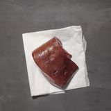 Leber  Leber gehört zu den beliebtesten Innereien in der Küche. Das Aroma ist leicht herb-bitter, deshalb passen süße und knackige Komponenten am besten dazu.