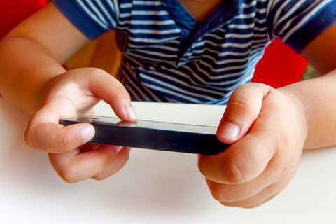 Laut Studie verfügen rund eineinhalb Millionen Kinder in Deutschland über ein eigenes Smartphone; fast jedes Kind zwischen zehn und dreizehn Jahren kennt sich im Internet aus.