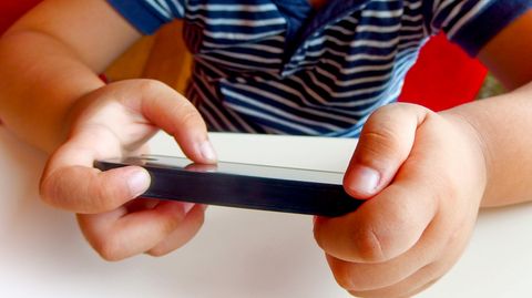 Laut Studie verfügen rund eineinhalb Millionen Kinder in Deutschland über ein eigenes Smartphone; fast jedes Kind zwischen zehn und dreizehn Jahren kennt sich im Internet aus.