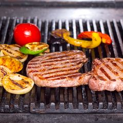 Von Anzünden bis Zange: Enttarnte Grill-Mythen