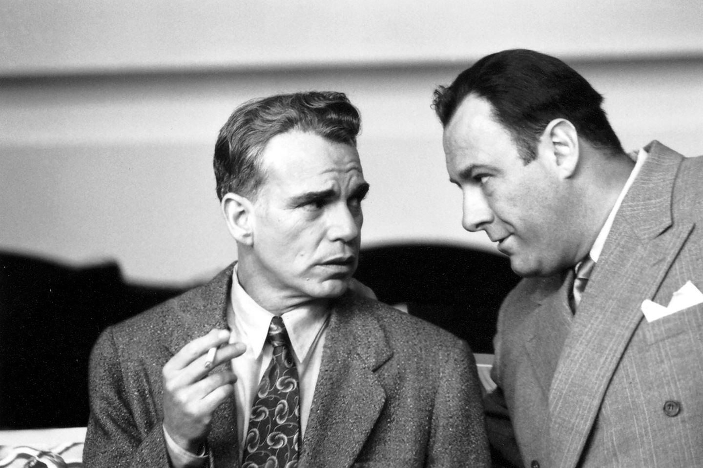 Schon vor den "Sopranos" war James Gandolfini in zahlreichen Kinofilmen zu sehen, unter anderem 1993 als Schläger in "True Romance" oder 1995 in "Schnappt Shorty". Der Erfolg der Mafia-Serie verschaffte ihm ab 1999 größere Rollen. 2001 stand er für die Coen-Brothers in dem Film noir "The Man Who Wasn't There" vor der Kamera. Er spielt darin einen schmierigen Kaufhausbesitzer.