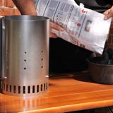 Die meisten Grillfreunde nehmen deutlich zu viel Kohle. Messbecher sind bei Kugelgrills eine praktische Sache. Ein Messbecher voll, jeweils für eine Seite. In einem Grill mit 57 Zentimetern Durchmesser genügen 1,5 Kilo Briketts für gute drei Stunden grillen. Die Qualität der Briketts spielt eine große Rolle. Je hochwertiger, desto höher ist ihr Brennwert und desto weniger staubt sie. Der Preis ist ein guter Indikator. Was pro Kilo etwa ein Euro kostet und zudem noch ein TÜV-Siegel trägt, ist meist hochwertiger Brennstoff. Die Briketts sollten aus der Buche sein, eine grobe Körnung haben und beim Anfassen nicht die Finger sofort tiefschwarz färben.