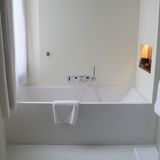 Sansovino Stanza, die Suite mit den vier Türen: Puristisch und schnörkellos wirkt dieses Badezimmer mit der Wanne in der Fensternische.