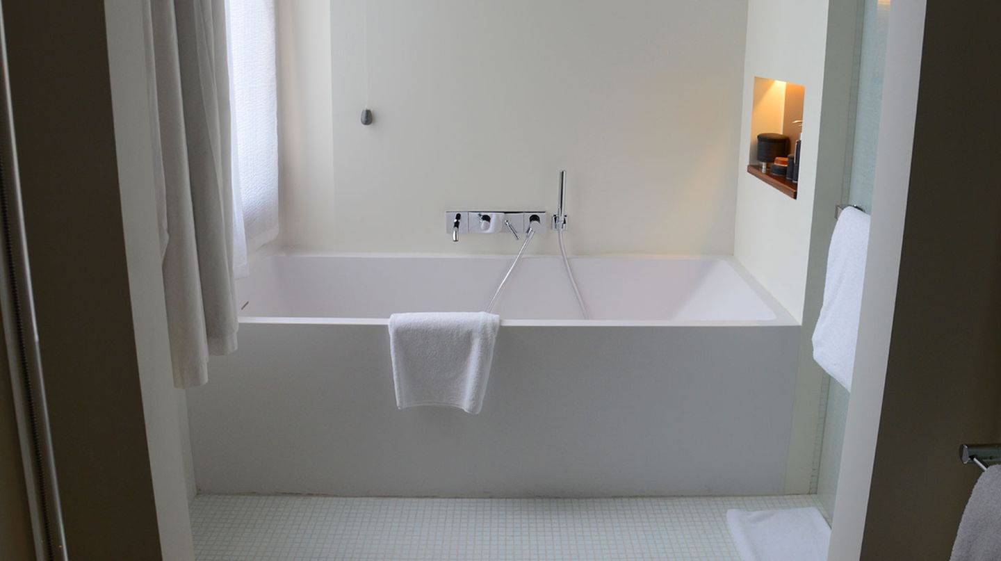 Sansovino Stanza, die Suite mit den vier Türen: Puristisch und schnörkellos wirkt dieses Badezimmer mit der Wanne in der Fensternische.