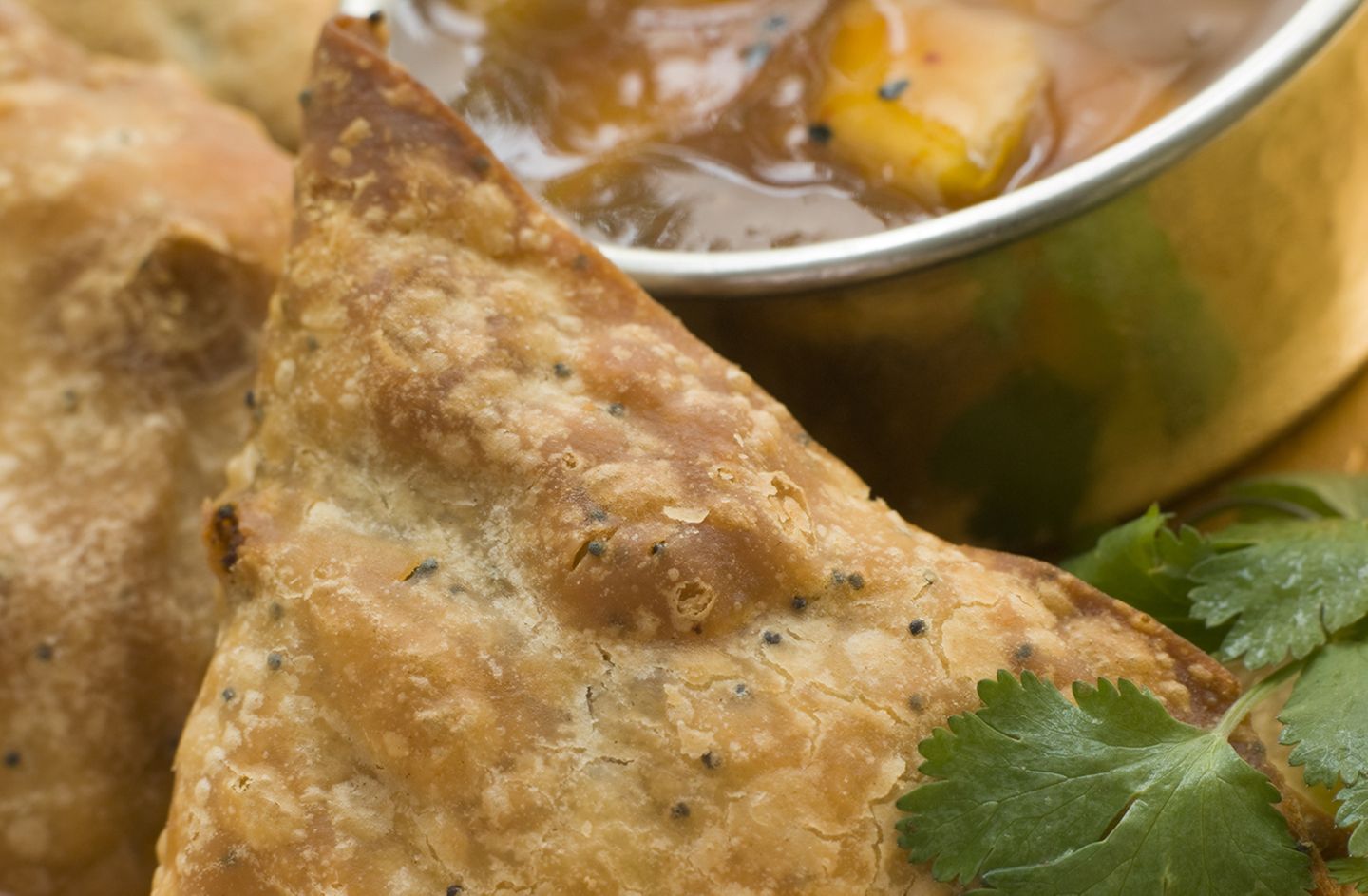Samosas sind die pikant gefüllten Teigtaschen aus dem Norden Indiens. Gewürzt wird mit Kreuzkümmel und Safran. In Indien werden die Samosas oft mit Essensresten gefüllt: Gemüsecurrys mit Reis und Kartoffeln, aber auch mit Fleisch und Fisch. Der Teig besteht aus Wasser und Mehl. Sie werden zu Dreiecken geformt und im heißen Fett frittiert. Dazu wird oft ein Chutney gereicht.