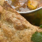 Samosas sind die pikant gefüllten Teigtaschen aus dem Norden Indiens. Gewürzt wird mit Kreuzkümmel und Safran. In Indien werden die Samosas oft mit Essensresten gefüllt: Gemüsecurrys mit Reis und Kartoffeln, aber auch mit Fleisch und Fisch. Der Teig besteht aus Wasser und Mehl. Sie werden zu Dreiecken geformt und im heißen Fett frittiert. Dazu wird oft ein Chutney gereicht.