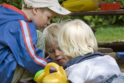 Kinder teilen ihre Spielsachen mit anderen, wenn diese ihnen vorher geholfen haben