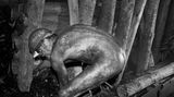 Werner Mahler: Hauer unter Tage. Aus der Serie "Steinkohlenwerk Martin Hoop", Zwickau, 1975.  Die Steinkohle wird unter Tage gewonnen. Es ist harte körperliche Arbeit mit dem Presslufthammer. Die Grube Martin Hoop bei Zwickau war die letzte der DDR, in der noch Steinkohle abgebaut wurde. 1975 porträtierte Werner Mahler die Arbeiter. Drei Jahre später wurde der Schacht geschlossen. "Heute finde ich, sie ist eine der wichtigsten Arbeiten, die ich im Laufe meiner Karriere gemacht habe und charakteristisch für das, was mich interessiert", so Mahler.