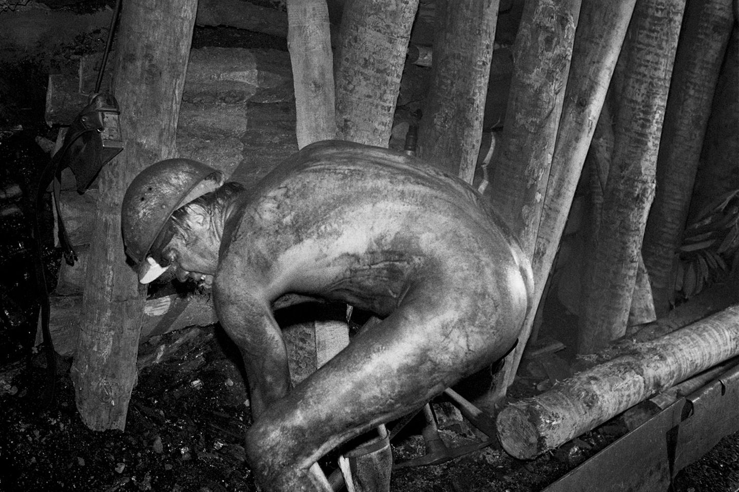 Werner Mahler: Hauer unter Tage. Aus der Serie "Steinkohlenwerk Martin Hoop", Zwickau, 1975.  Die Steinkohle wird unter Tage gewonnen. Es ist harte körperliche Arbeit mit dem Presslufthammer. Die Grube Martin Hoop bei Zwickau war die letzte der DDR, in der noch Steinkohle abgebaut wurde. 1975 porträtierte Werner Mahler die Arbeiter. Drei Jahre später wurde der Schacht geschlossen. "Heute finde ich, sie ist eine der wichtigsten Arbeiten, die ich im Laufe meiner Karriere gemacht habe und charakteristisch für das, was mich interessiert", so Mahler.