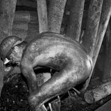 Werner Mahler: Hauer unter Tage. Aus der Serie "Steinkohlenwerk Martin Hoop", Zwickau, 1975.  Die Steinkohle wird unter Tage gewonnen. Es ist harte körperliche Arbeit mit dem Presslufthammer. Die Grube Martin Hoop bei Zwickau war die letzte der DDR, in der noch Steinkohle abgebaut wurde. 1975 porträtierte Werner Mahler die Arbeiter. Drei Jahre später wurde der Schacht geschlossen. "Heute finde ich, sie ist eine der wichtigsten Arbeiten, die ich im Laufe meiner Karriere gemacht habe und charakteristisch für das, was mich interessiert", so Mahler.