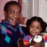 Als Fünfjährige stand sie erstmals vor der Kamera und spielte fast ein Jahrzehnt die jüngste Tochter von Bill Cosby in der gleichnamigen Serie. Wissen Sie, wer die Schauspielerin ist?