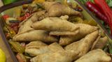 In Somalia und anderen afrikanischen Staaten isst man Sambusas. Sie ähneln den Samosas in Indien. Die somalischen Verwandten sind nicht mit Curryresten gefüllt, sondern oft mit Lamm- oder Rindfleisch.