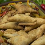In Somalia und anderen afrikanischen Staaten isst man Sambusas. Sie ähneln den Samosas in Indien. Die somalischen Verwandten sind nicht mit Curryresten gefüllt, sondern oft mit Lamm- oder Rindfleisch.