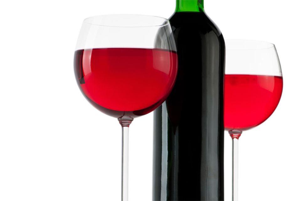 Wein - 872 Liter Wasser pro Liter Fast dreimal soviel Wasser wird bei einem Liter Wein fällig. Denn Weintrauben brauchen nicht nur viel Sonne und Zeit, sondern müssen auch reichlich gegossen werden. Vor allem Weine aus Südafrika oder den USA treiben mit der dort üblichen künstlichen Bewässerung den Wert nach oben.