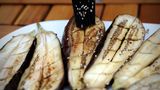 Durch die Schnitte im Fruchtfleisch haben wir die Fläche für die Sauce ordentlich vergrößert. So eine Aubergine schmeckt ja selbst nach nicht besonders viel. Also knausern Sie nicht beim Auftragen der Sauce!