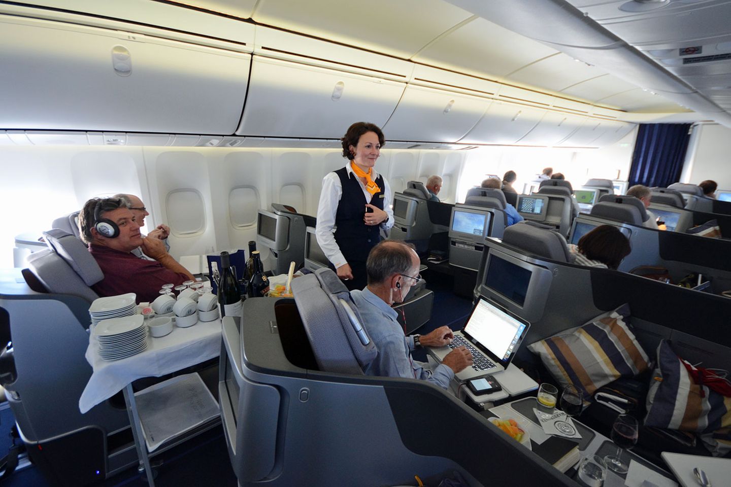 Überführungsflug Boeing 747-8: In der geräumigen Business Class haben es sich die wenigen Passagiere des neunstündigen Ferry Flight bequem gemacht: Mitarbeiter von Boeing und Lufthansa, einige Journalisten und ein Dutzend glückliche Lufthanseaten, die eine viertägige Reise nach Seattle mit Besichtigung der Boeing-Werke gewonnen haben. Eine extra für diesen Flug angereiste Kabinen-Crew serviert das Abendessen mit Weinen ausschließlich aus Washington State. Die Flugbegleiter müssen improvisieren: Der Flugzeugbauer hat beim Beladen die Brötchen vergessen. In der geräumigen Business Class haben es sich die wenigen Passagiere des neunstündigen Ferry Flight bequem gemacht: Mitarbeiter von Boeing und Lufthansa, einige Journalisten und ein Dutzend glückliche Lufthanseaten, die eine viertägige Reise nach Seattle mit Besichtigung der Boeing-Werke gewonnen haben. Eine extra für diesen Flug angereiste Kabinen-Crew serviert das Abendessen mit Weinen ausschließlich aus Washington State. Die Flugbegleiter müssen improvisieren: Der Flugzeugbauer hat beim Beladen die Brötchen vergessen.