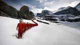 Eine endlose Menschenschlange auf der Westseite des Eigers: Alle Portagonisten tragen dieselbe rote Funktionsunterwäsche.