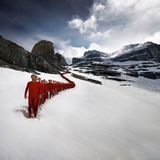 Eine endlose Menschenschlange auf der Westseite des Eigers: Alle Portagonisten tragen dieselbe rote Funktionsunterwäsche.