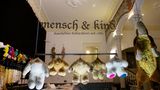Der eigene Hund vorne rechts. Miroslav Menschkind fand ihn auf dem Dachboden seiner Eltern und dachte: "Ach ja, den hatte ich ja auch mal." Doch einen Grund, ihn aufzuheben, gab es nicht. Also trennte der Künstler das Bauchfell ab und legte sein Inneres frei - gestückelte Schaumstoffreste.