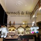 Der eigene Hund vorne rechts. Miroslav Menschkind fand ihn auf dem Dachboden seiner Eltern und dachte: "Ach ja, den hatte ich ja auch mal." Doch einen Grund, ihn aufzuheben, gab es nicht. Also trennte der Künstler das Bauchfell ab und legte sein Inneres frei - gestückelte Schaumstoffreste.