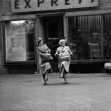 Die Bilder von Thomas Billhardt zeigen oft ein anderes Bild vom Leben in der DDR, als es die West-Medien glauben machen wollten. Auch wenn der sozialistische Staat ökonimisch vom Westen bald abgehängt war, hatten die Menschen durchaus Vergnügen im Alltagsleben, wie diese beiden Daman 1959 am Alexanderplatz demonstrieren.