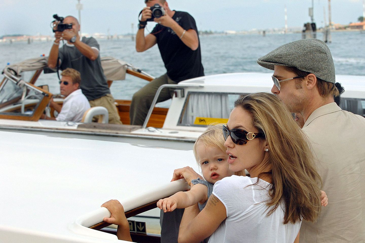 Am 27. Mai 2006 wurde Shiloh Nouvel, die erste leibliche Tochter von Brad Pitt und Angelina Jolie, in Namibia geboren. Die ersten Fotos des Babys verkaufte das Paar für vier Millionen Dollar an das "People"-Magazin. Das Geld spendeten Jolie und Pitt für Kinderhilfswerke in Afrika. Die inzwischen 18-Jährige sorgte kürzlich für Schlagzeilen: Verschiedene US-Medien berichteten, nach ihren Schwestern Vivienne und Zahara wolle nun auch Shiloh nicht mehr Pitt heißen.