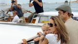 Am 27. Mai 2006 wurde Shiloh Nouvel, die erste leibliche Tochter von Brad Pitt und Angelina Jolie, in Namibia geboren. Die ersten Fotos des Babys verkaufte das Paar für vier Millionen Dollar an das "People"-Magazin. Das Geld spendeten Jolie und Pitt für Kinderhilfswerke in Afrika. Die inzwischen 18-Jährige sorgte kürzlich für Schlagzeilen: Verschiedene US-Medien berichteten, nach ihren Schwestern Vivienne und Zahara wolle nun auch Shiloh nicht mehr Pitt heißen.